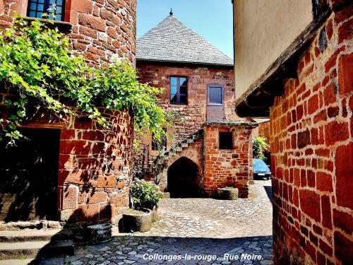 Collonges-la-Rouge - Black Street (© Jean Espirat )