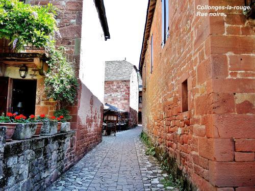 Collonges-la-Rouge - Black Street ( © Jean Espirat )