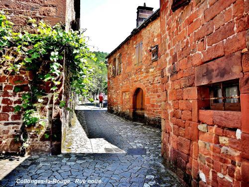 Collonges-la-Rouge - Black Street (© Jean Espirat )