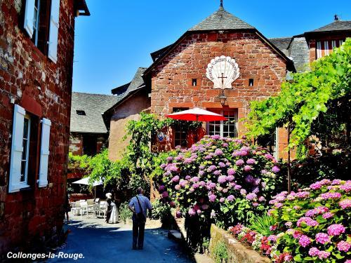 Collonges-la-Rouge - blumig Alley (© Jean Espirat )