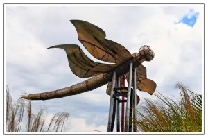 La libellule (sculpture d'A. Bourgon - 1987), symbole de la ville de Commentry (© G. Charbonnel)