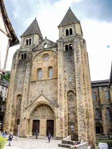 Fassade der Basilika von Sainte-Foy (© J. E)