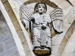 Der Engel, geschnitzt, gegen eine Wand der Basilika (© J. E)