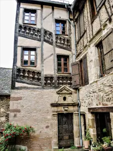 Escalier extérieur avec balustres chantournés (© J.E)