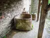 Grain measurements and washing tub - Rue Jérôme Florens, former iron gate (© JE)