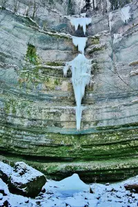 Lors d'hiver très froid, la grande cascade ne produit qu'un grand glaçon (© J.E)