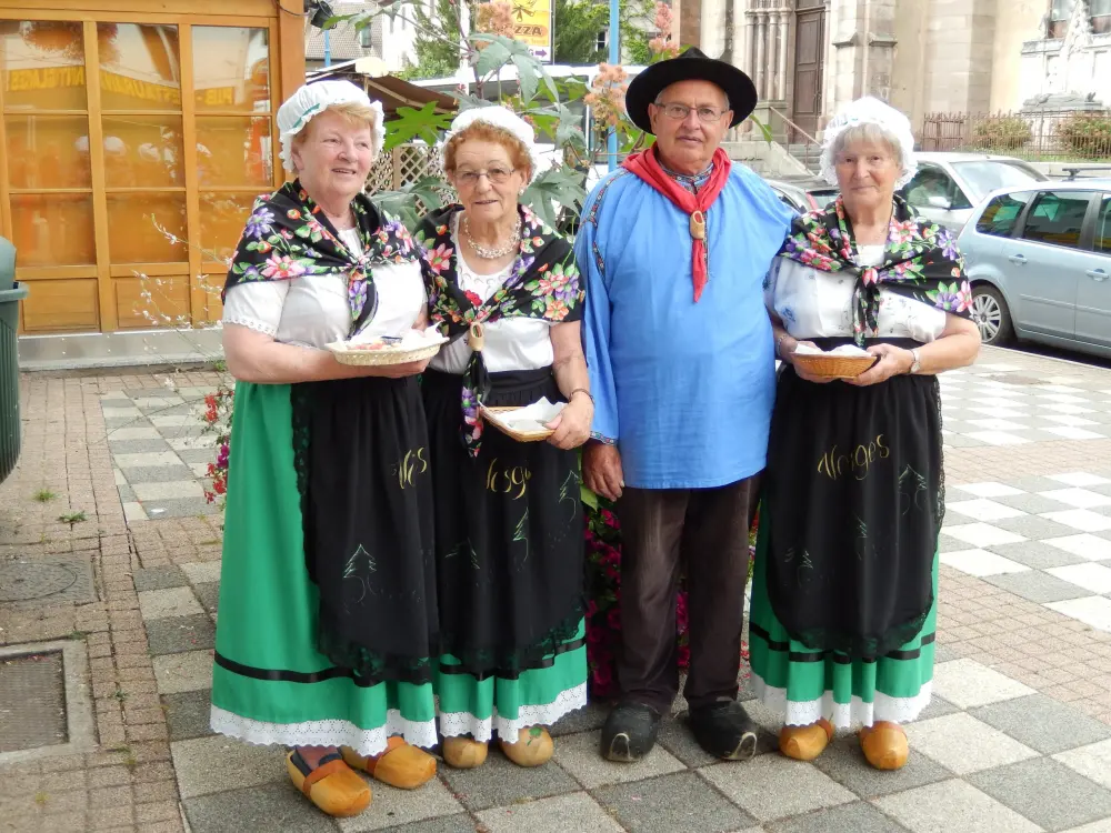 Cornimont - Vosgiens et Vosgiennes en costume traditionnel