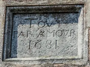 Cartucho de 1681, insertado en la pared norte de la iglesia (© J.E)