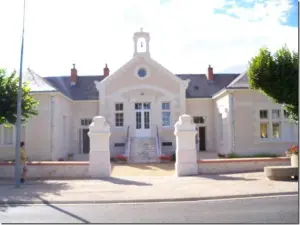 Porte de gauche Mairie, en haut des marches salle des mariages, et porte de droite salle de réunion