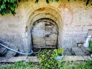 Entrée d'une ancienne cave vigneronne (© J.E)