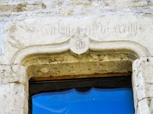 Beau linteau, portant une inscription (© J.E)