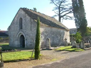 Chapelle de Tuzie dans le cimetière de Courcôme