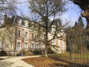 Château et golf dans un parc aux arbres remarquables