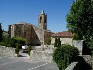 La iglesia Cruis, que alberga un retablo del siglo XVII