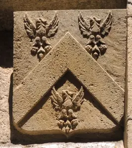 Crest on the southwest corner of the castle tower of Bournel (© JE)