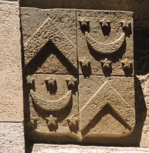 Crest on the southwest corner of the castle tower of Bournel (© JE)