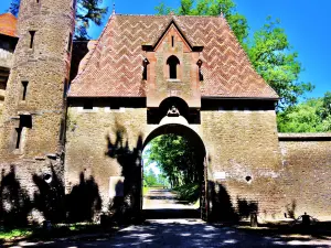 South Gate Castle Bournel (© JE)