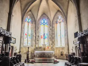 Altare maggiore e vetrate finestre dell'abside della chiesa (© JE)