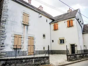 Façade nord de l'ancienne maison forte (© J.E)