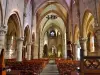 Cusset - All'interno della chiesa Saint-Saturnin: la navata