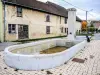 Fontaine-lavoir-drinker, centraal plein (© JE)