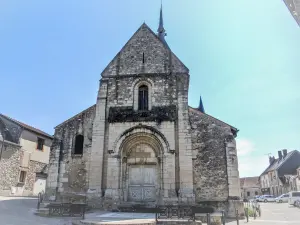 Façade et portail ouest de l'église Saint-Georges (© J.E)