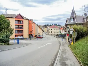 Grande rue de Dampierre-les-Bois (© J.E)