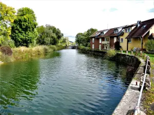 Canal du Rhône au Rhin, en amont de l'écluse de Dampierre-sur-le-Doubs (© J.E)