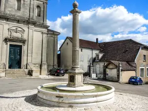 Fountain, in front of the church (© JE)