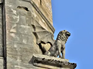 Een van de vier gevleugelde leeuwen van de klokkentoren van de kerk Saint-Just (© J.E)