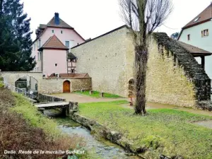 Reste de la muraille Sud-Est (© Jean Espirat)