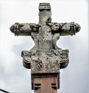 Détail de la grande croix au centre du bourg (© J.E)