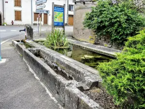 Fontaine-lavoir, près de la mairie (© J.E)