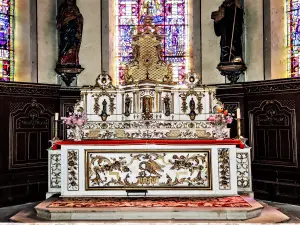 Maître-autel et retable de l'église (© J.E)