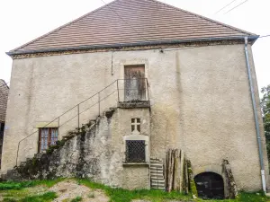 Goux - Maison avec ancien oratoire inclus dans l'escalier (© J.E)