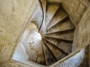 Dole - Escalier à vis entre la galerie et le cloître de l'ancien Hôtel-Dieu (© J.E)