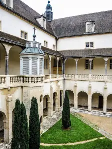 Galerie et cloître de l'ancien Hôtel-Dieu (© J.E)