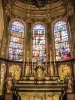 Vidriera y retablo de la Santa Capilla de la Colegiata de Dole (© J.E)