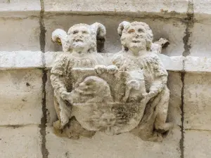 Anges tenant un blason, au-dessus du porche de la collégiale de Dole (© J.E)