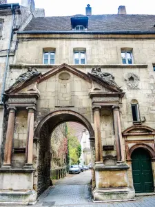 Dole - Portail de l'ancien couvent des Cordeliers (© J.E)