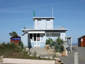 het strand van hulppost