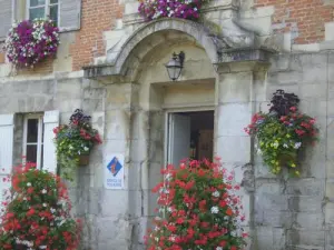 Façade fleurie de l'Office de Tourisme