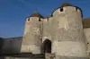 城堡Dourdan - 建筑物在Dourdan