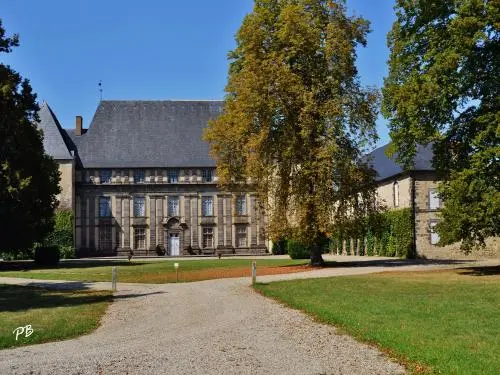 Castle of Effiat - Monument in Effiat