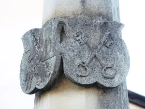 -Abzeichen auf der Co. Säule des Jungfrauenbrunnens (© Jean Espirat)