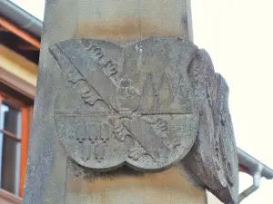 Otro escudo en la columna de la fuente de la Virgen (© Jean Espirat)