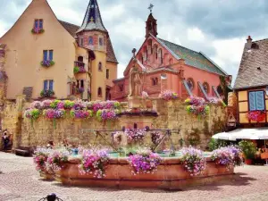 Zentralplatz mit Blumenbrunnen (© Jean Espirat)
