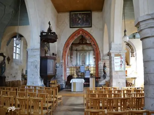 Englos - Intérieur de l'église Sainte-Marie-Madeleine