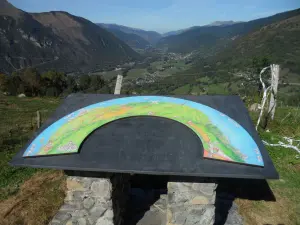 La table d'orientation et la vallée d'Aure