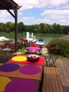 Restaurant on the banks of the Marne